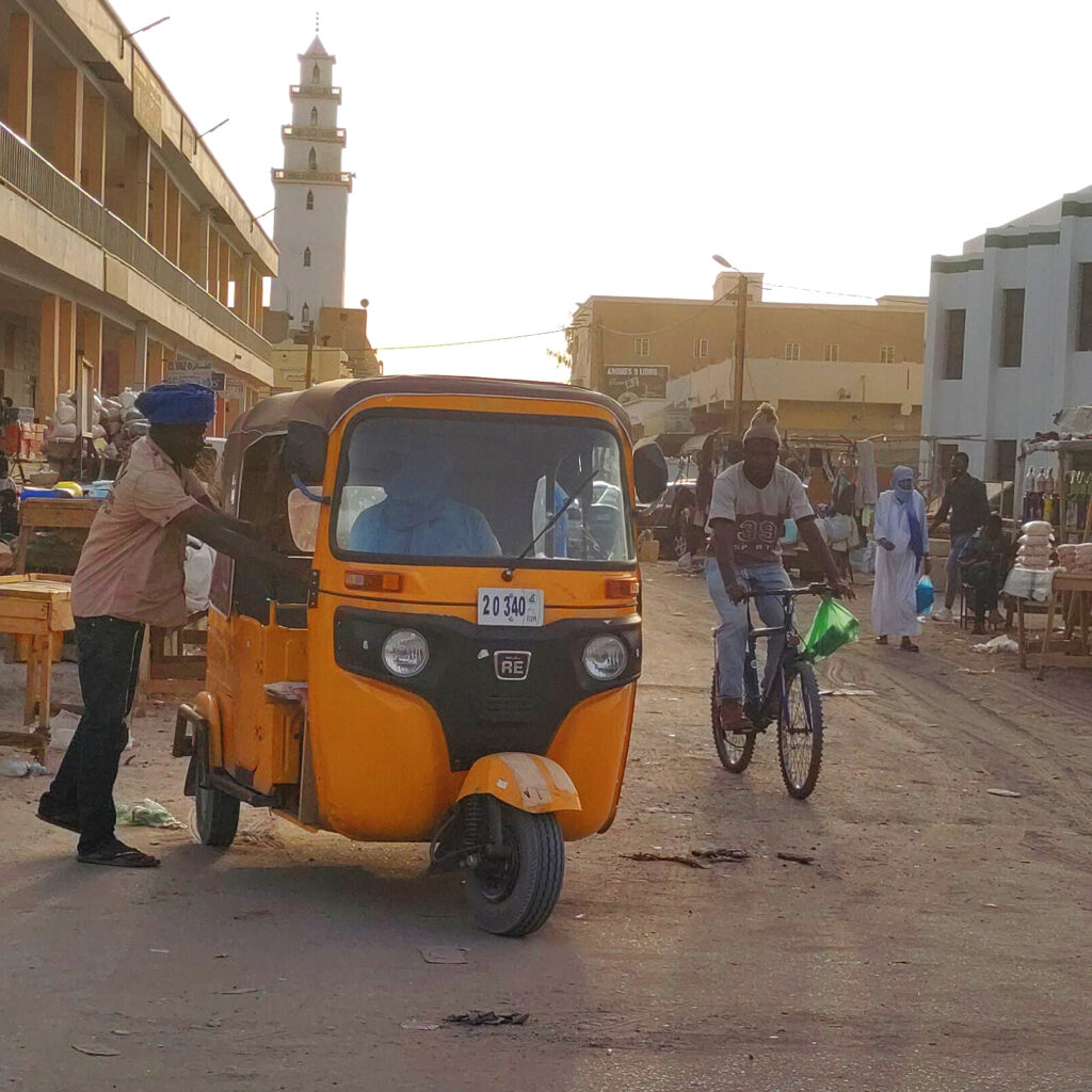 circulation dans une rue de Nouakchott