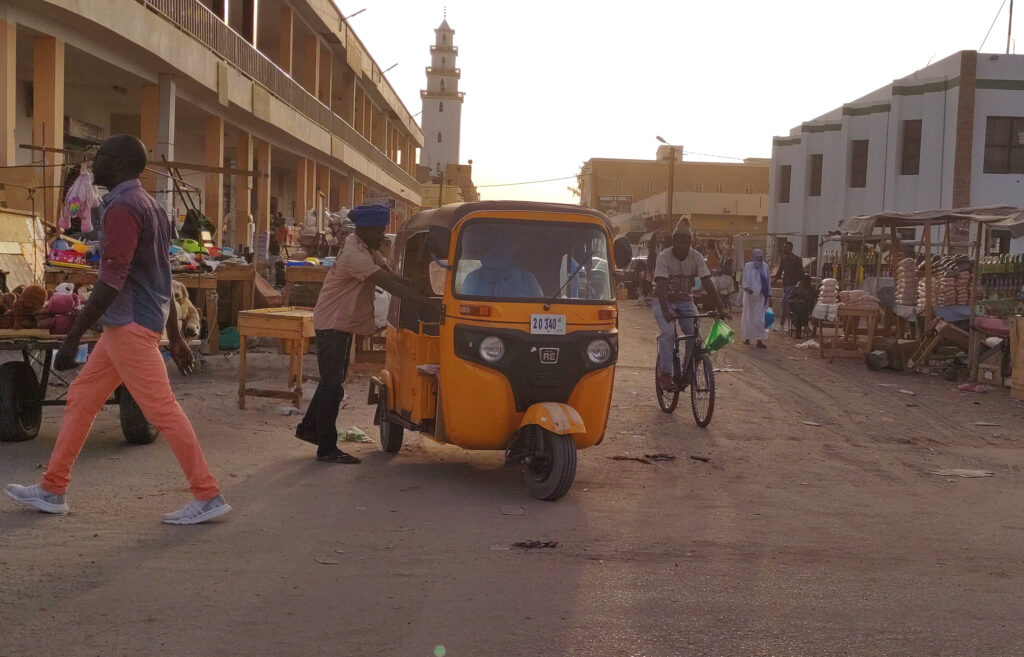 circulation dans une rue de Nouakchott